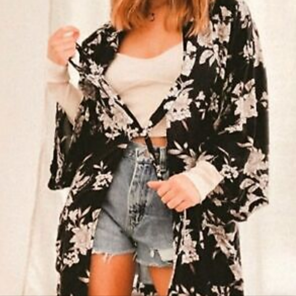 SPIRITUAL GANGSTER Black and White floral open front Kimono